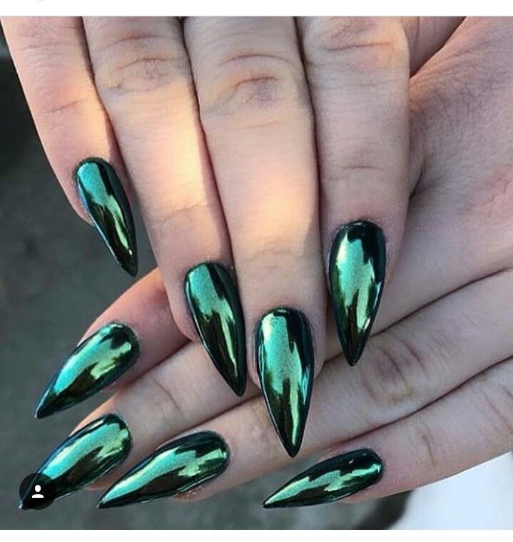 Chrome effect green nails, a futuristic and eye-catching manicure. #chromenails #greennails #effectnails