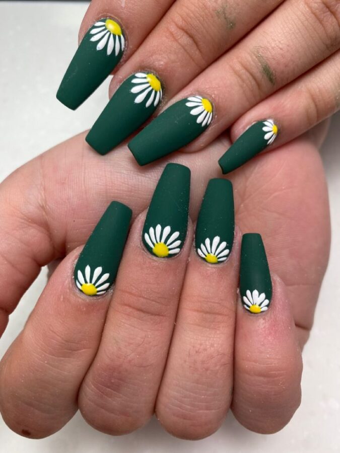 Green nails adorned with delicate daisy accents, adding a touch of spring to your manicure. #greennails #daisynails #floralnails