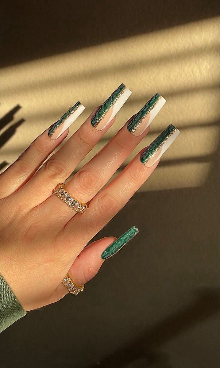 Green nails with a design split down the middle. #greennails #splitdesign #downmiddle