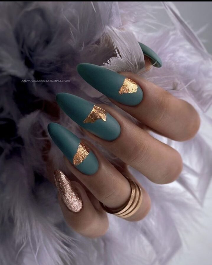 Matte forest green nails, a sophisticated and understated manicure. #mattenails #forestgreennails #greennails