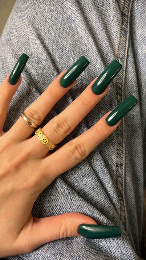 Solid dark green nails, a classic and elegant manicure. #darkgreennails #greennails #solidnails