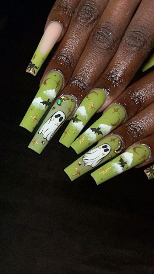 Spooky forest green Halloween nails with a festive and eerie design. #halloweennails #forestgreennails #spookynails