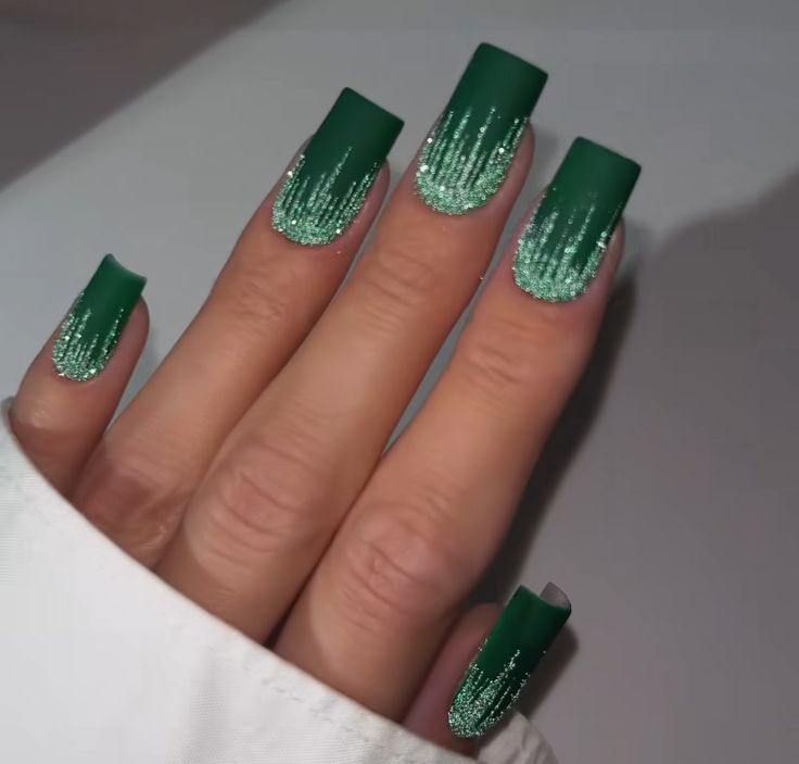 Green nails with a squared base, a modern and chic manicure. #squarednails #greennails #modernnails