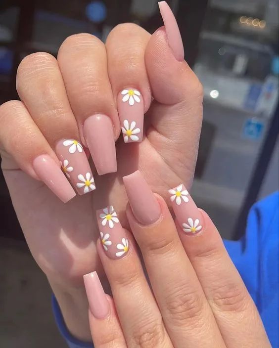 A touch of floral beauty: a delicate flower accent nail adds a touch of spring to this manicure. #FloralAccent #SpringNailArt #BeautifulFlowers #SimpleElegance