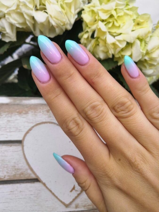 A hand displays nails with a classic ombre effect, blending seamlessly from one color to another. #OmbreNails #GradientNails #NailArt #ClassicOmbre