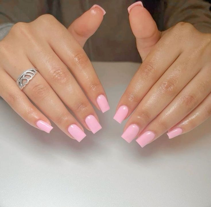  Classic and chic! These short, light pink nails are perfectly understated and elegant.  A timeless manicure for any occasion. #ShortNails #LightPinkNails #ClassicManicure #NailArt #ElegantNails