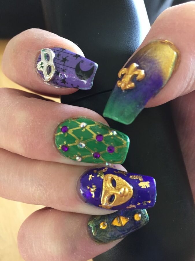 Mask-inspired nails for a mysterious Carnival look. #CarnivalNails #MaskNails #Carnival #MysteriousNails