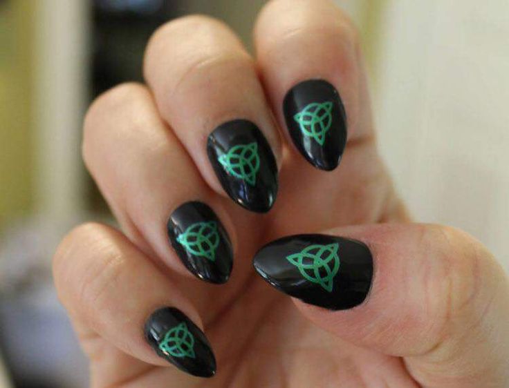 These striking Celtic knot nail designs are sure to turn heads. #CelticNails #NailStyle #StatementNails #EyeCatchingNails #ImpressiveNailArt