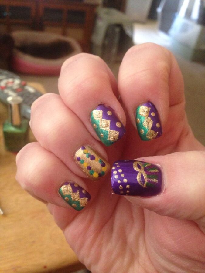 Crown nails for a royal Mardi Gras look. #MardiGrasNails #CrownNails 