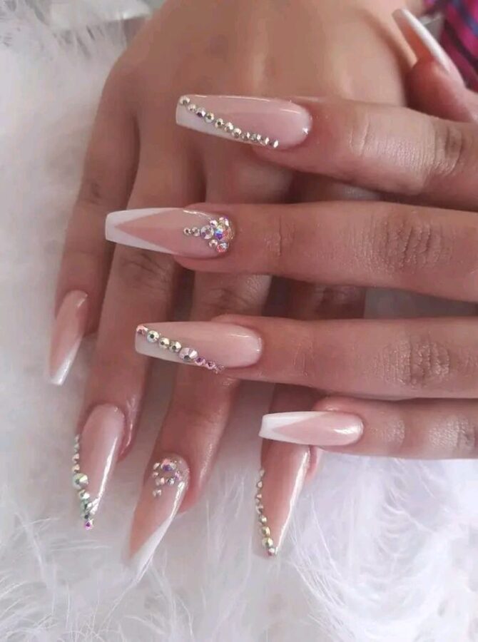 Dazzling crystal nails: a glamorous choice for your wedding day. #CrystalNails 