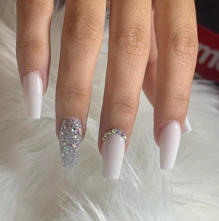 Embrace purity and simplicity with these beautiful white nails, an ideal choice for a minimalist wedding aesthetic. #WeddingNailIdeas #WhiteManicure #BridalBeauty #SimpleNails #WeddingElegance