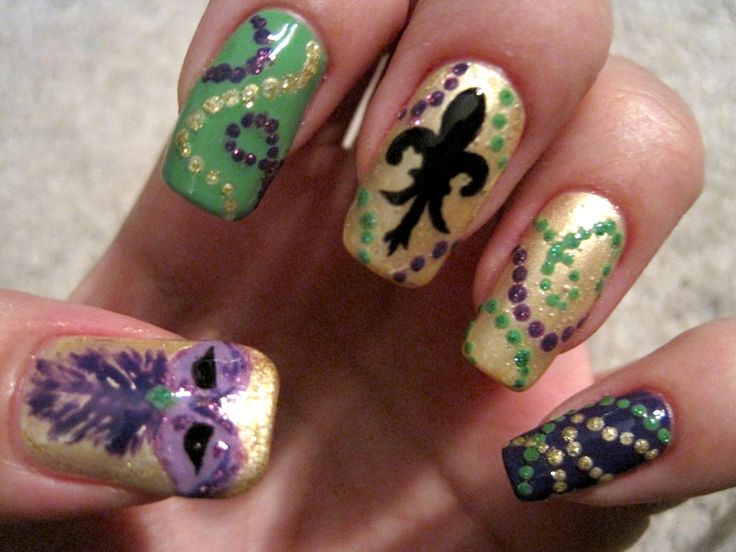 These unique feathered nails are a showstopper for Mardi Gras.  #FeatheredNails #UniqueNails #MardiGrasParty