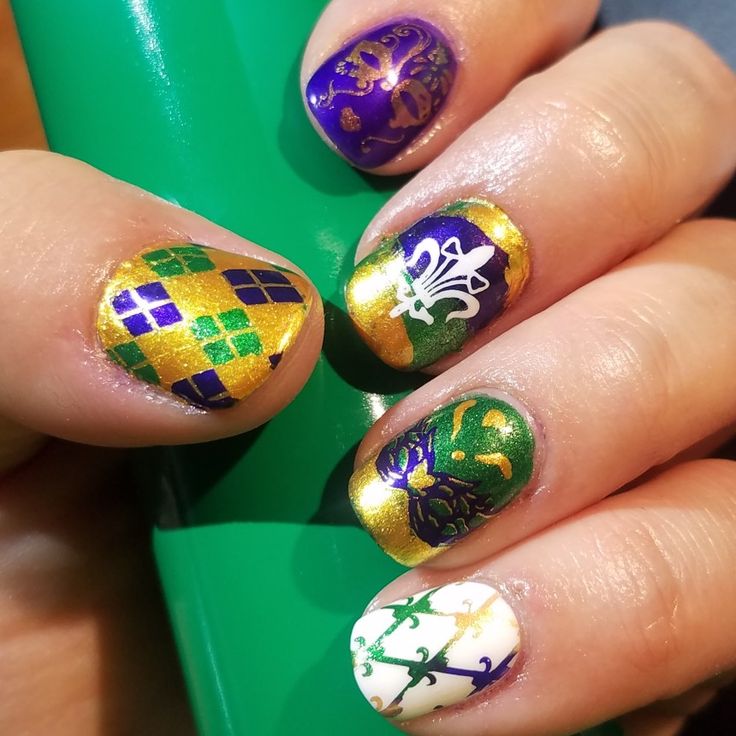 playful and elegant, these Fleur-de-lis nails capture the spirit of Mardi Gras. #FleurDeLisNails #PlayfulNails 