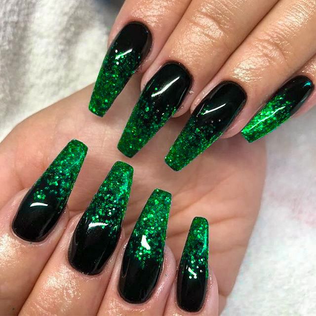 These beautiful green gradient nails are perfect for adding a pop of color to your St. Patrick's Day outfit. #StPatricksDay #NailDesign #GreenManicure #OmbreEffect #FestiveNails