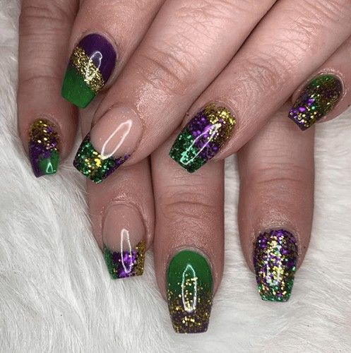 These nails feature a stunning ombre effect with vibrant colors, transitioning from deep purple to gold, inspired by Mardi Gras.  #OmbreNails