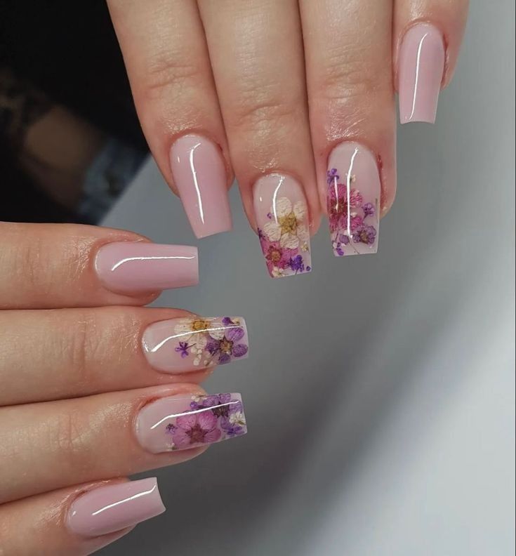 Celebrate the natural beauty of spring with these delicate pressed flower nails. #PressedFlowerNails #SpringNails #FloralNails #NaturalBeauty