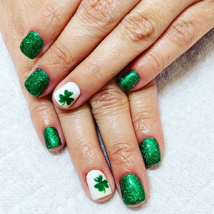 Show off your St. Patrick's Day spirit with these eye-catching shamrock accent nails.  A simple yet festive way to celebrate! #StPatricksDayNails #ShamrockNails #AccentNails #GreenNails #IrishNails