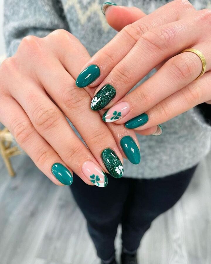 #StPatricksDayNails #NailArt #GreenNails 